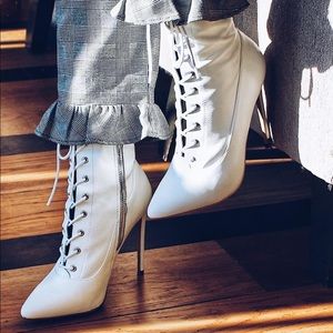 STEVE MADDEN WHITE LEATHER SATISFIED BOOTS